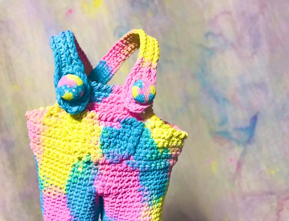 ウシマルカラー に染めたニットなモンチッチも🧶 ニットにPVCの靴が