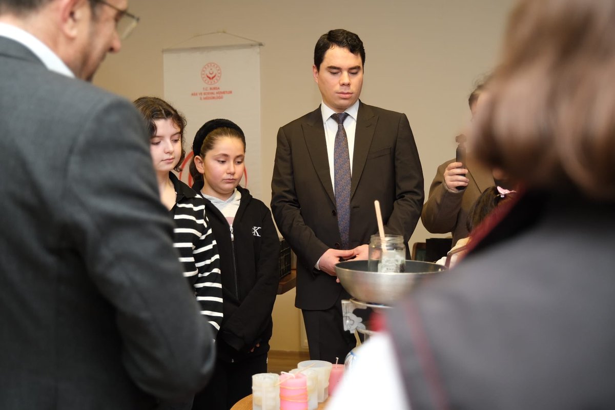 Programda çocuklara yönelik mum yapımı atölyesi düzenlenirken, etkinlik sonunda ailelerimizle birlikte kahvaltı yapılarak çocuklarımıza hediyeler takdim edildi.