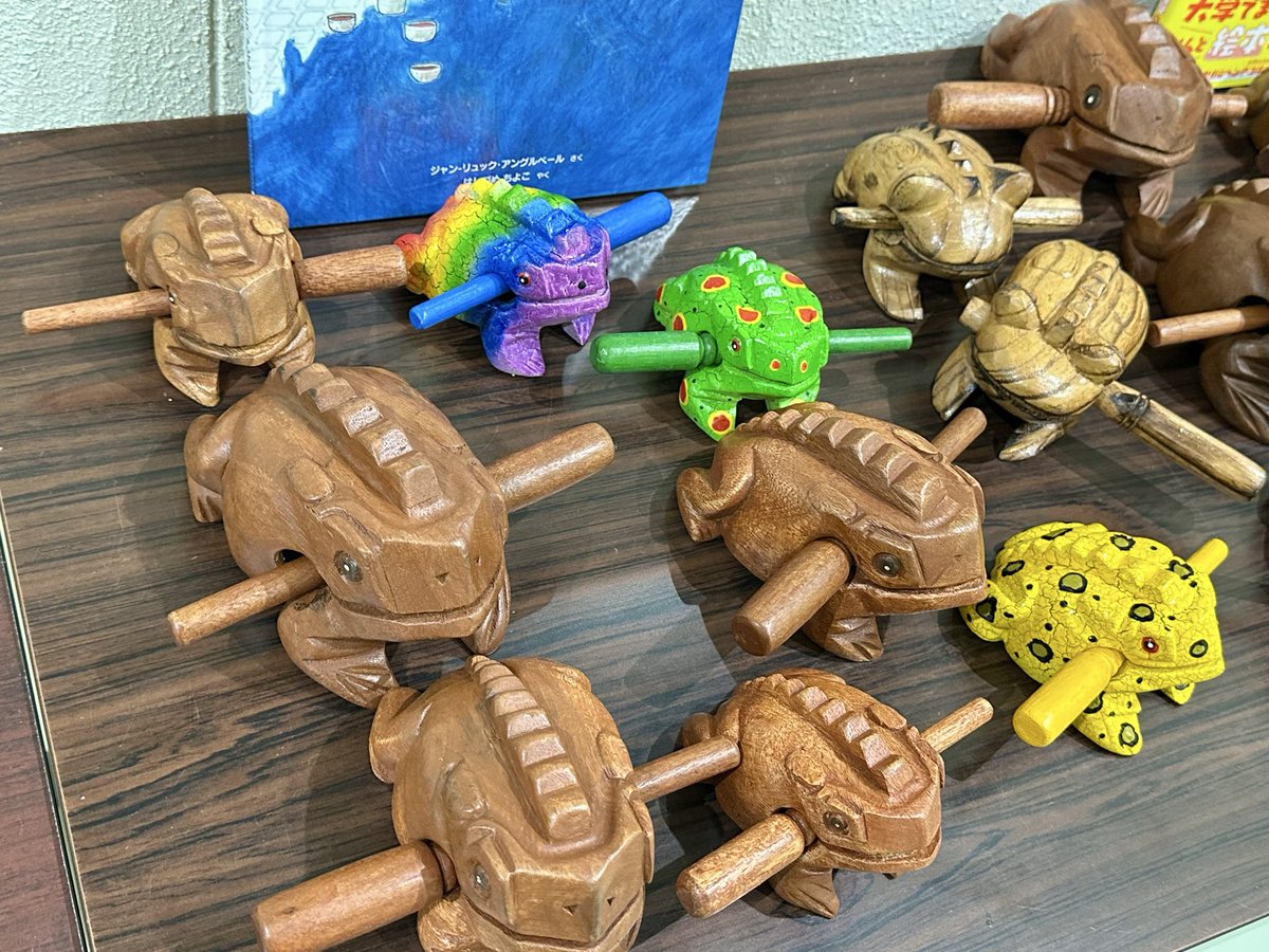 A1号館3階化学実験室前の廊下で、カエル楽器一挙展示中。どなた様もご自由にご演奏いただけます。恐竜学博物館サテライト展示見学のついでにお立ち寄りください。 #岡山理科大学 #恐竜学博物館