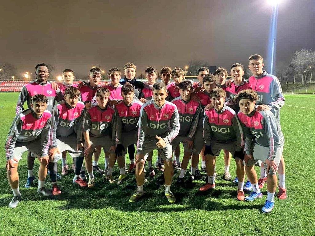 matagigantesNET's tweet photo. Mateo Gasco y Hugo Alles se han proclamado campeones de España con la selección madrileña sub-16. 
Ayer posaban sus compañeros del Cadete A con Hugo en la vuelta a los entrenamientos.
Enhorabuena a Mateo y a Hugo 🏆 https://t.co/VRZ4ZpZtnD