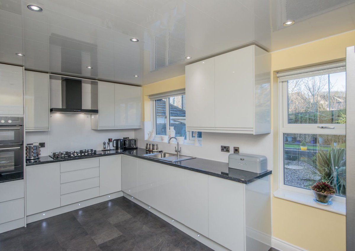 robertwatts_'s tweet photo. Incredible family home for sale 🏡 

📍 Winscar Avenue, Clayton Heights, Bradford, BD6 
🛌 Four bedrooms | 🛁 Two bathrooms 
🚗 Spacious driveway 
🌿 Beautiful gardens 

See more and book a viewing with us today⬇️ 
🔗 https://t.co/KF0yzVJpN4 https://t.co/LtlsU0rqXj