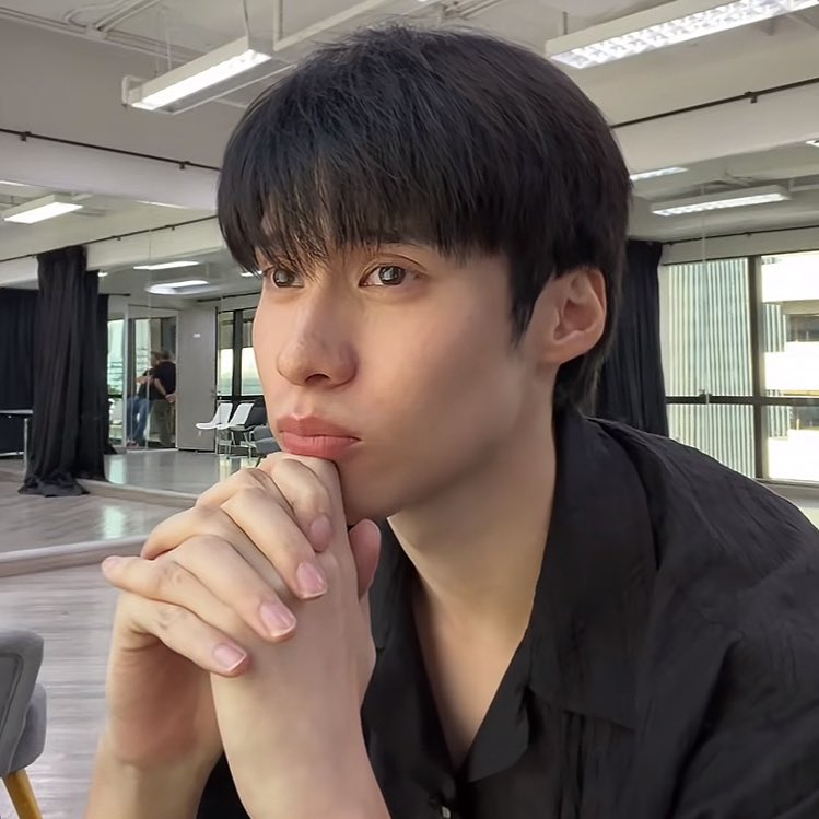 ถ้าเธอชอบเขาบ้านเรามีเขา            ชอบเรา(🥺)