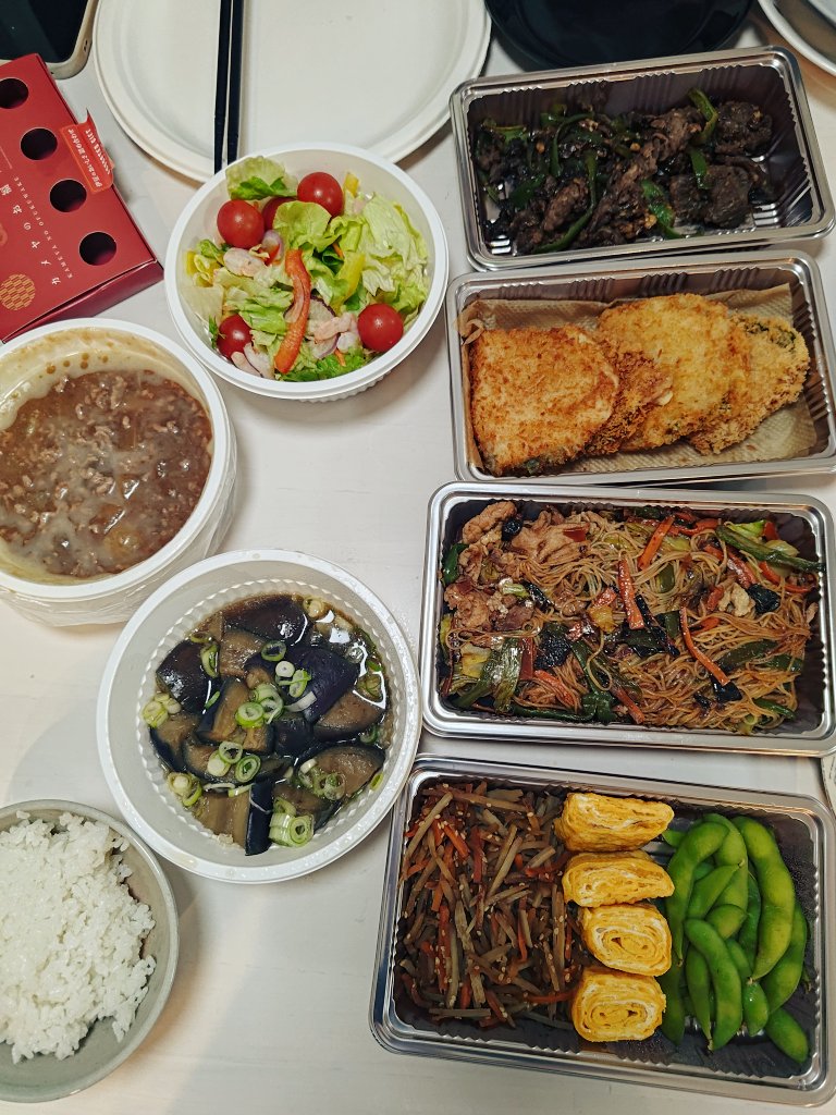 fjord0729's tweet photo. おかずこれでもかと抱えておうち来てくれて仕事終わりの身体にしみる🥲おいしい🥲
パーティーのようだ💃品数多すぎ🤦🏻
一緒に住んでいいってことなので転がり込むか〜🫂 https://t.co/m0k1xNhJ0O