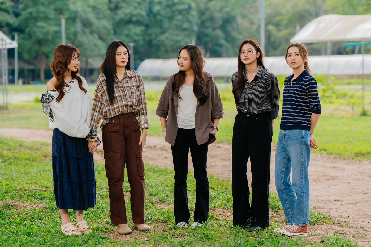 yglseries's tweet image. “วิวาห์ปฐพี” EP.4  อลังการจนใจสั่น! งานแต่งงาน ณ ไร่แสนรัก เปิดโมเมนต์คืนเข้าเรือนหอ เมื่อวิวาห์ปลอม…เริ่มสั่นคลอนหัวใจจริง ใครกันแน่จะยืนหนึ่งในชีวิตของเธอ

#วิวาห์ปฐพี #AppleMim 
#4Elements #บ้านวาทินวณิช

ทุกช่วงเวลาเต็มไปด้วยความใกล้ชิดที่ทำให้หัวใจของทั้งคู่เริ่มสั่นไหว…