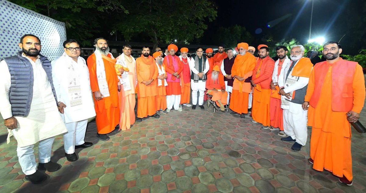 संतों को बुलाकर उम्मीद जगाई जाती है,
फिर झूठे वादों से लौटाया जाता है।
यह सरकार की संवेदनहीनता है।
#संतो_का_अपमान_नहीं_सहेगा_राजस्थान  <a href="/RajCMO/">CMO Rajasthan</a> <a href="/BhajanlalBjp/">Bhajanlal Sharma</a>