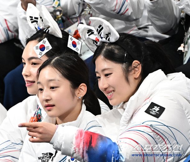 「アイドルのようにかわいい！」日本も惚れた「人間ウサギ」#シンジア🐰

2008年生まれシンジアは6日行ったフィギュア団体女子シングルショートでパーフェクト演技を広げた。生涯初のオリンピック舞台というのが信じられないほど完成度の高い演技を繰り広げ、出場選手10人中4位に名前を上げた⛸️