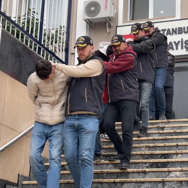 #SonDakika 
Bahçelievler'de çalıştığı kuyumcuyu soyan 20 yaşındaki şahıs, arkadaşlarıyla otele kadın çağırıp eğlence düzenlerken yakalandı.