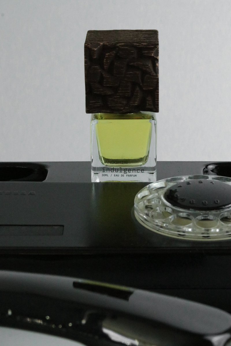 Indulgence — один із наших бестселерів.
Його однаково обирають і жінки, і чоловіки, бо він не про стать — він про близькість.

Це аромат, який відчувається як ніжні поцілунки коханої людини. 
Як обійми мами в дитинстві — коли ще нічого не треба пояснювати.

Це слово «люблю»,