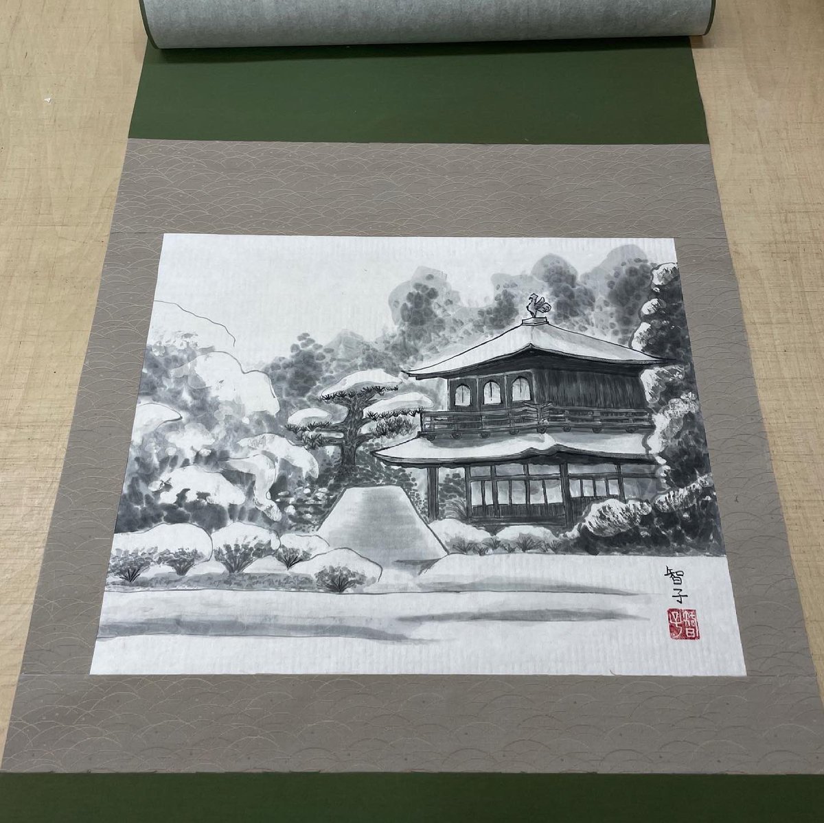 昔描いた、雪が積もった時の銀閣寺の水墨画です😄
しかも布選びからやり、掛け軸に自分で仕立てました(表装教室に通って)
制作期間は６ヶ月くらいかな？
絵の部分が白黒なので、周りの布を銀鼠の西陣織にして上と下の部分を苔を意識した深緑色の布を選びました