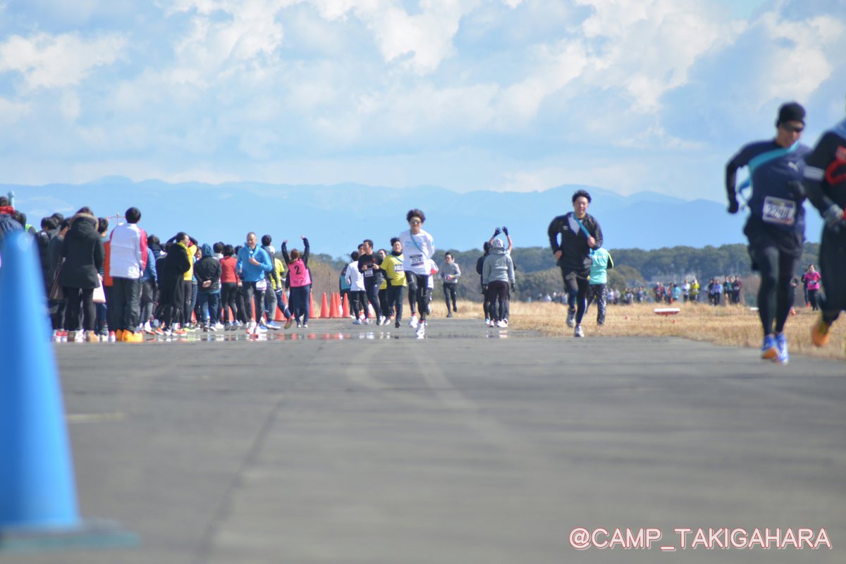 CAMP_TAKIGAHARA's tweet image. ２月８日（日）に静岡県焼津市にある航空自衛隊静浜基地で ＃第１回静岡リレーマラソン が行われ、＃滝ヶ原駐屯地 から ＃AMV と高機動車・小型（パジェロ）を展示しました。ランナーの皆さんは冷たい風に負けじと力いっぱい滑走路を駆け抜け、AMVとの記念撮影もたくさんしていただきました！