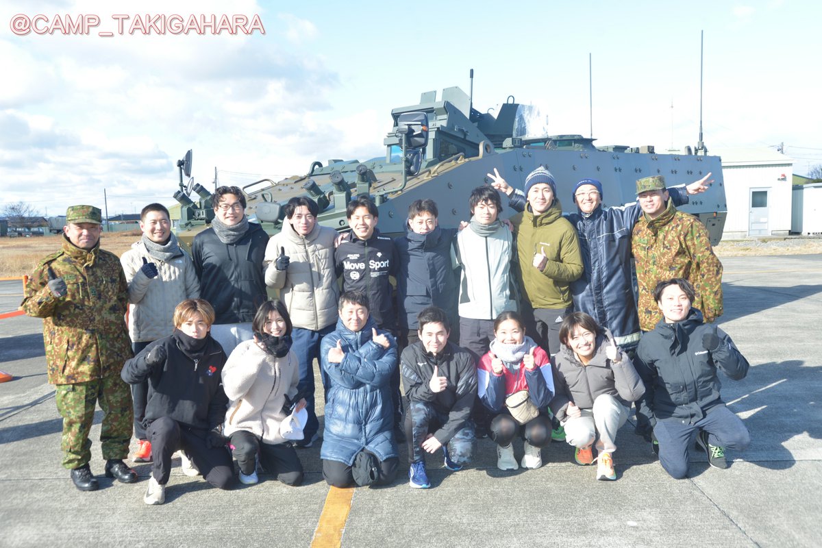 CAMP_TAKIGAHARA's tweet image. ２月８日（日）に静岡県焼津市にある航空自衛隊静浜基地で ＃第１回静岡リレーマラソン が行われ、＃滝ヶ原駐屯地 から ＃AMV と高機動車・小型（パジェロ）を展示しました。ランナーの皆さんは冷たい風に負けじと力いっぱい滑走路を駆け抜け、AMVとの記念撮影もたくさんしていただきました！