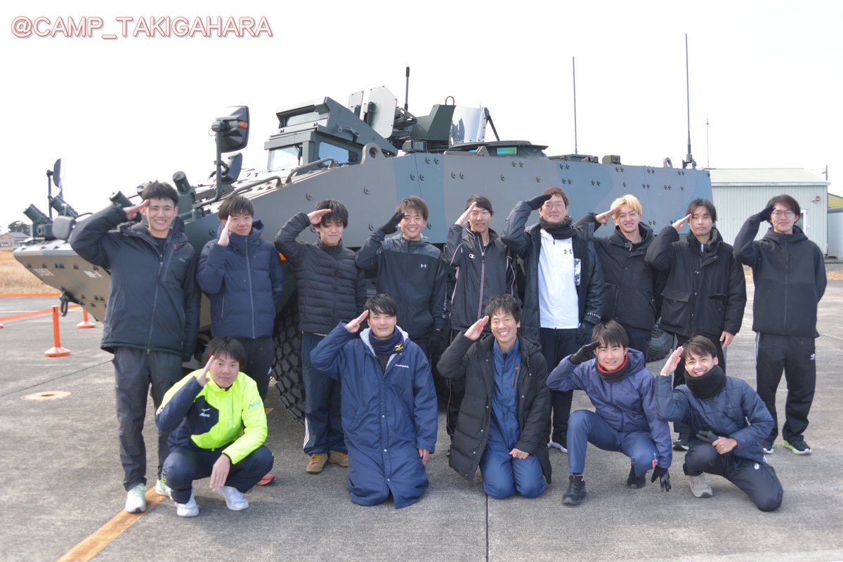 CAMP_TAKIGAHARA's tweet image. ２月８日（日）に静岡県焼津市にある航空自衛隊静浜基地で ＃第１回静岡リレーマラソン が行われ、＃滝ヶ原駐屯地 から ＃AMV と高機動車・小型（パジェロ）を展示しました。ランナーの皆さんは冷たい風に負けじと力いっぱい滑走路を駆け抜け、AMVとの記念撮影もたくさんしていただきました！