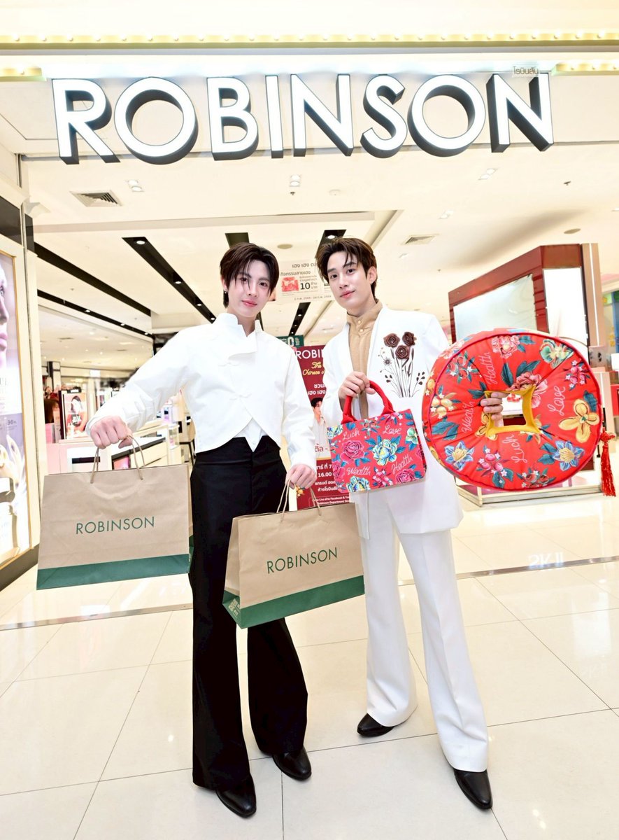 HappenNews_TH's tweet photo. #RobinsonXTleFirstone
#Robinsonthegreatchinesenewyear

เฮง เฮง ตลอดปี! ห้างโรบินสัน ชวนรับพลังเฮงครบเครื่องต้อนรับตรุษจีนปีม้า ในแคมเปญ “ROBINSON THE GREAT CHINESE NEW YEAR” แท็กทีม 2 หนุ่มฮอต “เติ้ล – เฟิร์สวัน” #TleFirstone เสิร์ฟไอเทมมงคล กิจกรรมเสริมเฮง และโปรโมชันสุดปัง ‘ช้อป โรบินสัน ดี มีคืนเพิ่ม’ พร้อมลุ้นรางวัลกว่า 10 ล้านบาท! ทั���วไทย 

ห้างโรบินสัน ในเครือเซ็นทรัล รีเทล ตอกย้ำการเป็น 
“เดสติเนชันที่สร้างความสุขในทุก ๆ วันของชีวิต” ชวนครอบครัวทั่วไทยร่วมรับพลังเฮงต้อนรับเทศกาลตรุษจีนปีม้ากับแคมเปญใหญ่ “ROBINSON THE GREAT CHINESE NEW YEAR”
ในคอนเซ็ปต์ “เฮง เฮง ตลอดปี” จัดเต็มประสบการณ์ความเฮงแบบครบเครื่อง ทั้งไอเทมมงคลในทุกกลุ่มสินค้า กิจกรรมเสริมเฮง และโปรโมชันสุดคุ้ม พร้อมลุ้นรางวัลรวมกว่า 10 ล้านบาท ตั้งแต่วันนี้ – 24 กุมภาพันธ์ 2569 ที่ห้างโรบินสันทุกสาขา (ยกเว้นสาขาจังซีลอน) และต่อเนื่องความคุ้มแบบไม่พักกับแคมเปญ “ช้อป โรบินสัน ดี มีคืนเพิ่ม” ยิ่งช้อป ยิ่งได้คืนเพิ่มมากกว่าเดิม ตั้งแต่วันนี้ –26 กุมภาพันธ์ 2569 ทั้งที่ห้างโรบินสันทุกสาขา และหลากหลายช่องทางการช้อปปิ้งสุดสะดวกของห้างฯ