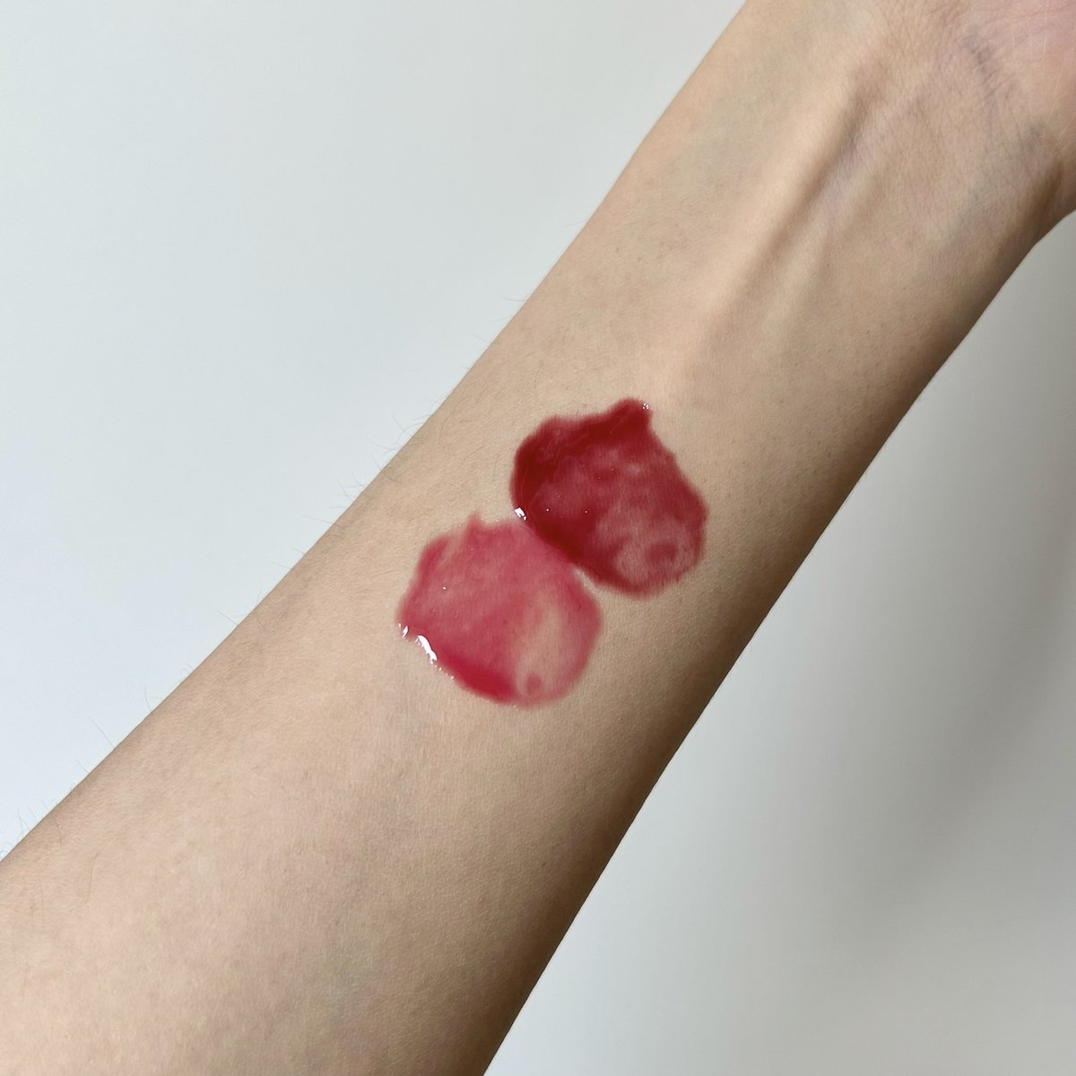 เอาจริงง ชอบลิปเซรั่ม Glad2Glow มากก ปากชุ่มชื้นฉ่ำวาว ทาแล้วไม่เหนอะปาก มีกลิ่นหอมม ชอบหัวแอปพลิเคเตอร์ของเค้า ตอนทาบนปากแล้วจะเย็นๆ สบายปากก ตัวแท่งก็น่ารักมากกด้วย💖