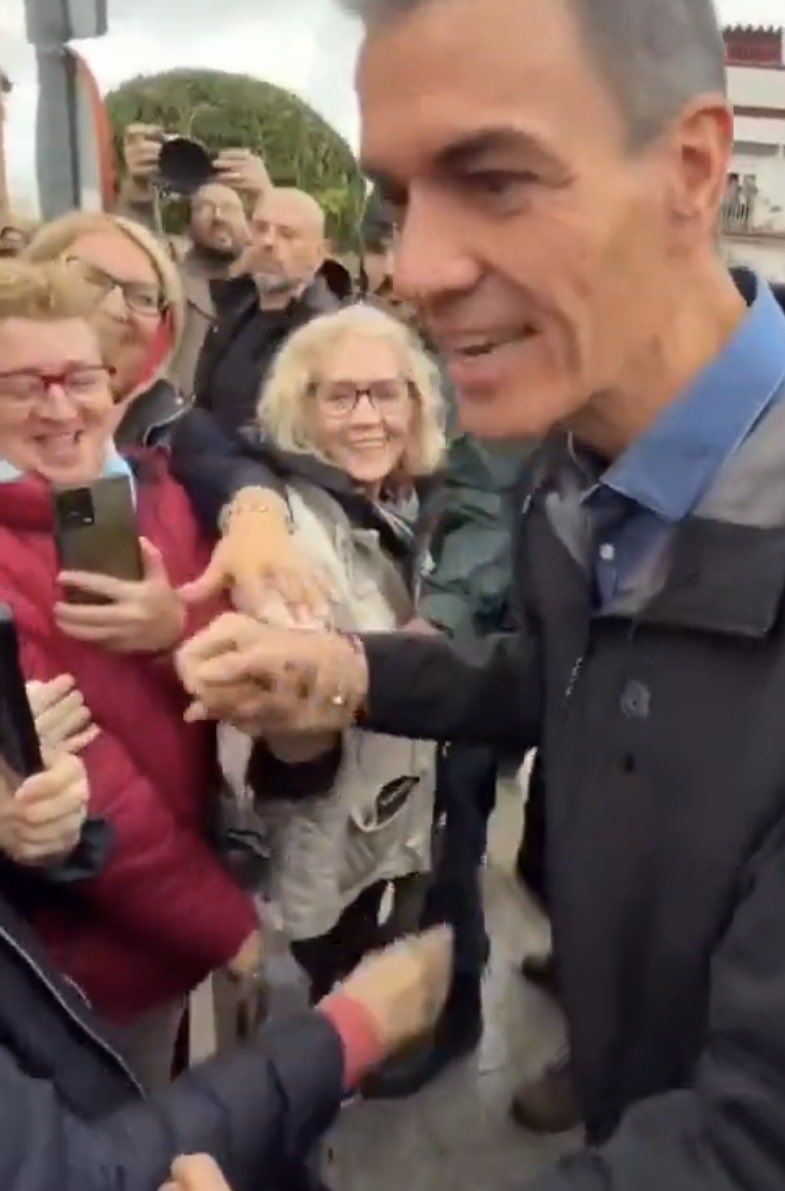 progrestonnn's tweet image. Que el PSOE le ha pagado un tour en autobús por Andalucía a cuatro CHAROS para que aplaudan a Pedro Sánchez en cada pueblo que visita 🤣🤣🤣🤣