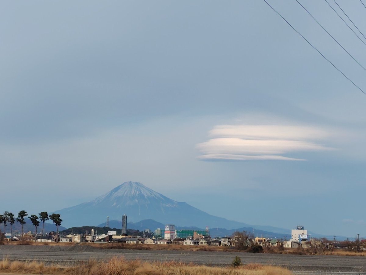 🗻富士山の上では、ない場所に《笠雲》らしきものが…🤔

初めて見た
