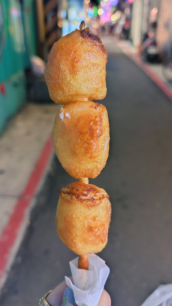 最終日は夜市のはしご！お次はコロナ禍後初の「士林夜市」へ。士林の大好きな「炸鮮奶（ミルク揚げ）」の屋台が生き残ってたー😭❤️お店のお姉さんもお元気そうで良かった。ミルクプリンを揚げてるんだけどこれがなんか素朴で美味しいのです、よかったらお試しあれ。#台湾旅行