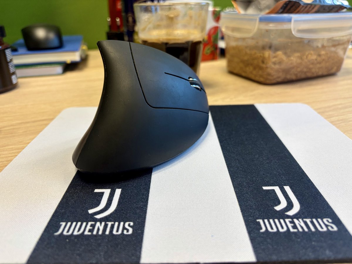 TszyPoTszy's tweet image. Mały detal ale od razu jakoś tak bardziej swojsko na nowym stanowisku pracy 🫡
#FORZAJUVE #Juventus #newjob