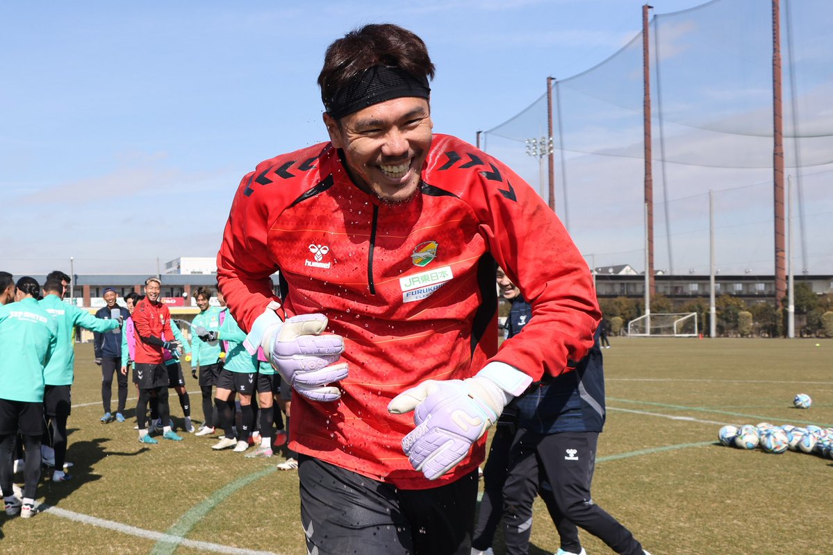 【ユナパレポ情報📝】
＃22
「チームの力に」

選手スタッフで作ったバースデーアーチを笑顔で駆け抜ける #鈴木椋大 選手😊
32歳のお誕生日おめでとうございます🎂🎉

オフ明け初日の様子を本編でご紹介⏬️

🐶#ユナパレポ を楽しむならUnited Online Plus💻📱
jefunited.co.jp/my/uoplus/deta…

#jefunited