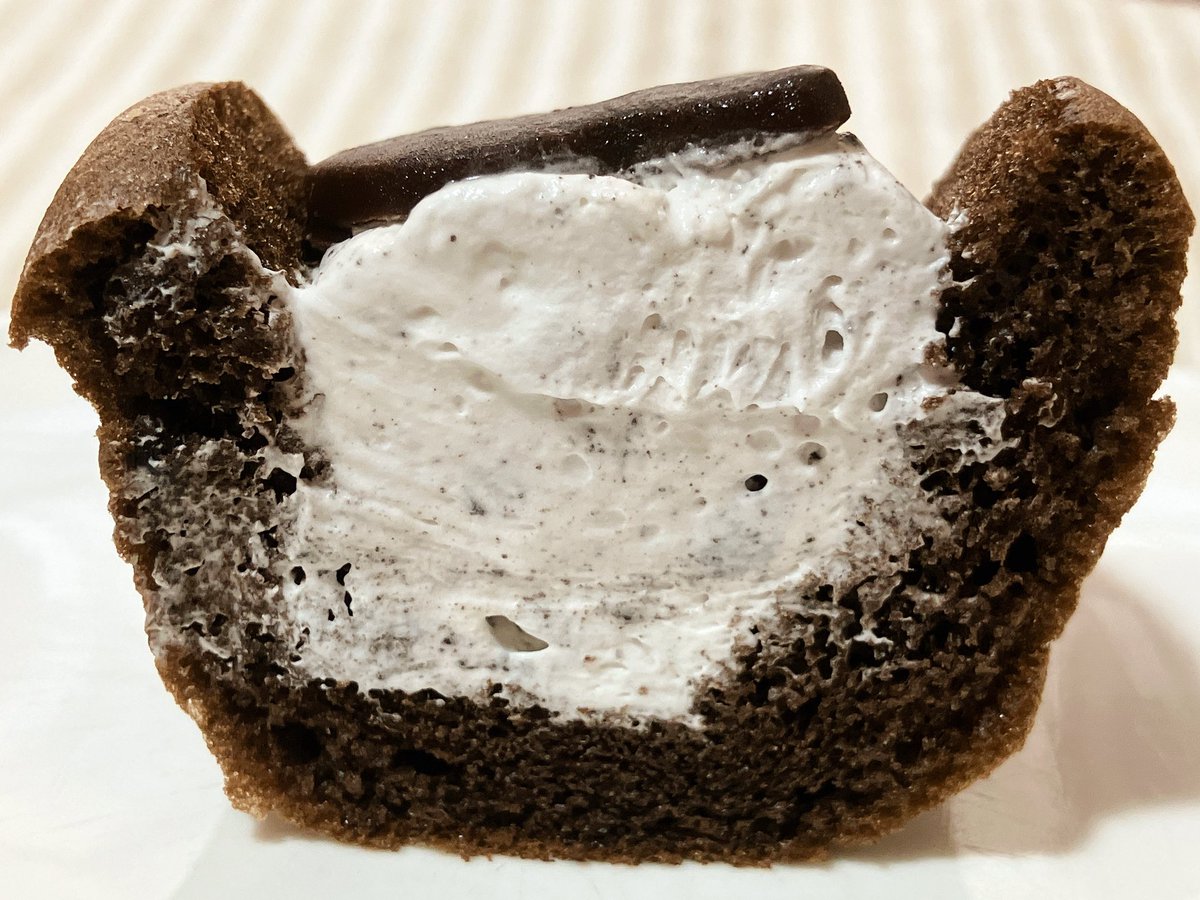 ファミリーマート クロネコのオムレット。ココア生地はふんわりふわふわ。滑らかでミルキーなクリームにほろ苦いココアクッキーがしっとりと馴染み程良い甘さになっていて食べやすく、ふんわり柔らか食感の生地に癒されおいしかった。猫型ココアビスがサックサクでこれだけ売って欲しいくらい好き。