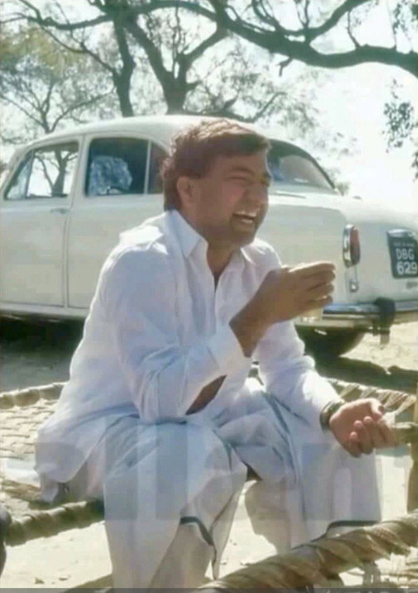dineshbohrabmr's tweet photo. गजेटेड अधिकारी के हस्ताक्षर के लिए जब राजेश पायलट राष्ट्रपति भवन पहुंच गए।

पारिवारिक परिस्थितियाँ ऐसी थीं कि उन्हें जल्द से जल्द नौकरी करनी थी। किस्मत ने साथ दिया और भारतीय वायुसेना में एयरमैन की नौकरी मिल गई। लेकिन राजेश्वर का मन इस नौकरी को स्वीकार करने को तैयार नहीं था। उनके सपने बड़े थे वे कुछ और करना चाहते थे।

परिवार के दबाव में वे नौकरी जॉइन करने के लिए घर से निकले, लेकिन रास्ते में ही उनका मन बदल गया। वे करीब एक सप्ताह तक एक रिश्तेदार के यहाँ रुके और फिर वापस लौट आए। घरवालों से उन्होंने यह कहकर सच छिपा लिया कि मेडिकल टेस्ट में अनफिट होने के कारण उन्हें नौकरी से बाहर कर दिया गया है। यह छोटा-सा झूठ दरअसल उनके बड़े सपनों की तलाश का एक पड़ाव था।

एक दिन राजेश्वर की नज़र अख़बार में छपे एक विज्ञापन पर पड़ी भारतीय सेना में अफ़सर भर्ती का। उनके मन में नई उम्मीद जाग उठी। लेकिन फ़ॉर्म भरने के लिए एक गजेटेड अधिकारी के हस्ताक्षर आवश्यक थे, और उनके परिवार या परिचय में दूर-दूर तक कोई अधिकारी नहीं था। इसके बावजूद उन्होंने हार नहीं मानी।

वे लुटियंस ज़ोन की सड़कों पर भटकते हुए सीधे राष्ट्रपति भवन के बाहर जा खड़े हुए। उन्हें पूरा विश्वास था कि वहाँ कोई न कोई अफ़सर अवश्य मिलेगा। लेकिन महानगर की बेरुख़ी ऐसी थी कि साधारण वेश में खड़े एक गरीब युवक की ओर देखने वाला भी कोई नहीं था। वे इधर-उधर भटकते रहे, हर किसी से मदद की गुहार लगाते रहे, मगर कोई सुनने को तैयार नहीं था।

तभी उनकी ज़िंदगी में लेफ्टिनेंट कर्नल पी. एल. नेगी का प्रवेश हुआ। नेगी साहब ने न केवल राजेश्वर के फ़ॉर्म पर हस्ताक्षर किए, बल्कि उन्हें अपने घर ले जाकर चाय-नाश्ता भी कराया। यह वही क्षण था, जिसने उनके सपनों को पंख दे दिए।

उस समय लेफ्टिनेंट कर्नल पी. एल. नेगी को शायद यह आभास भी नहीं रहा होगा कि यही राजेश्वर आने वाले समय में राजेश पायलट बनकर राजनीति के शिखर तक पहुँचेगा और जनता के दिलों पर राज करेगा।