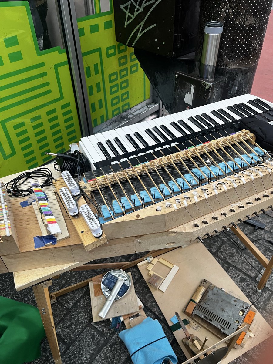 nanatter312's tweet photo. 渋谷の交差点でオリジナルの不思議な楽器を演奏する外国人がいて
通りすがりの金髪モヒカンの
スケートボーダーの兄ちゃんとかっけーって話しかける
そういう出会いって楽しい https://t.co/vUZL9CUfsw