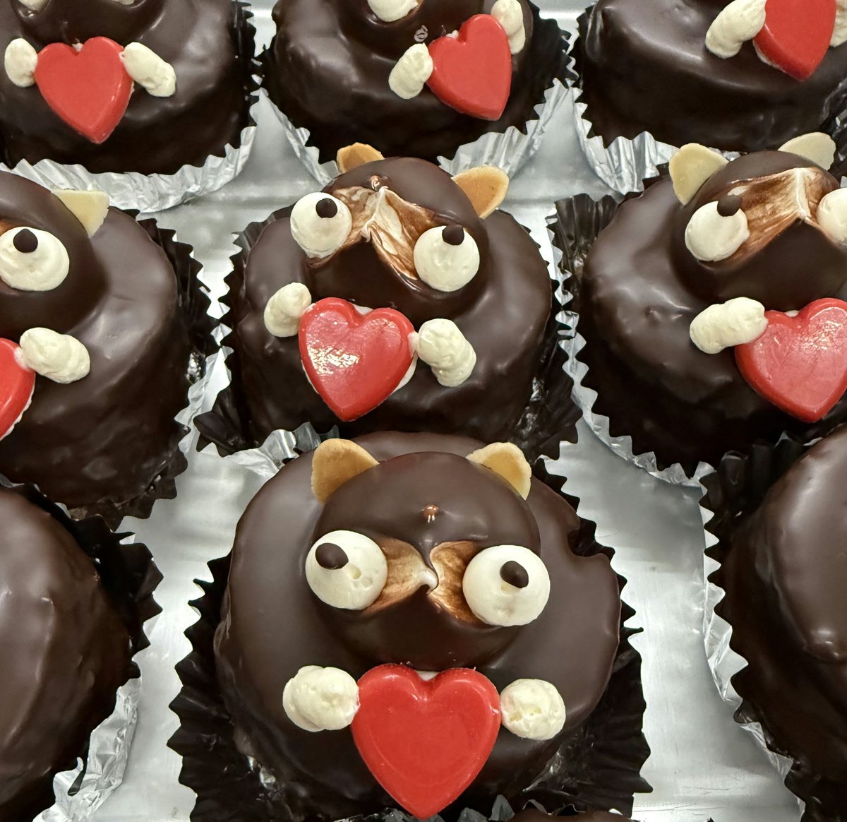 🍞季節限定商品のお知らせ♥

今年もバレンタイン限定の【たぬきケーキ】が発売中です！

チョコの下はバタークリームと甘酸っぱいラズベリージャムをサンドしたスポンジケーキ😊

小さい手で♥を抱えた今年バージョンの可愛いたぬきたちをよろしくお願いします✨

 #たぬきケーキ
 #大友パン店