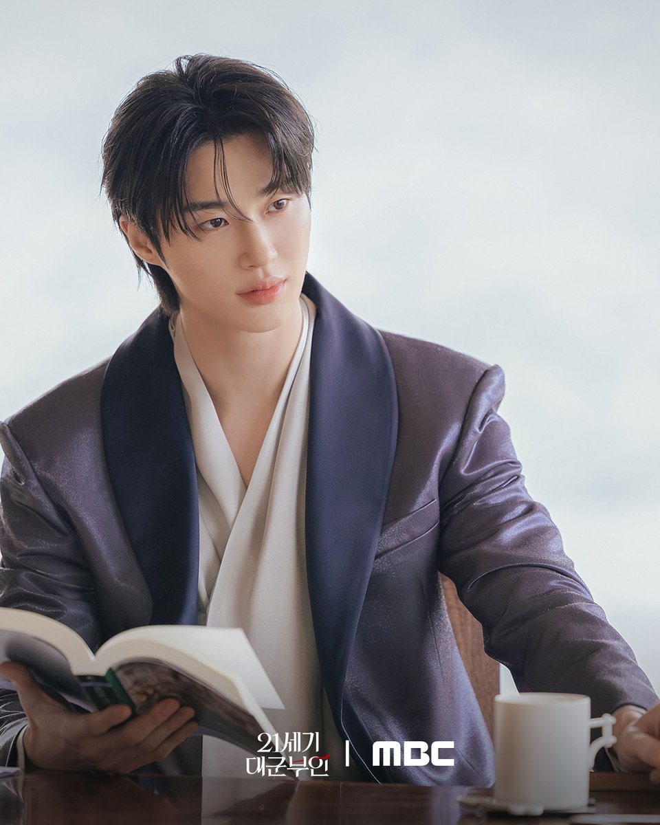 gmanews's tweet photo. URI PERFECT CROWN COUPLE 👑

MBC Drama shared on Instagram snippets from the upcoming series "Perfect Crown," starring K-drama stars Byeon Woo Seok and IU.

Courtesy: MBC Drama/Instagram https://t.co/OXWk1HORfd