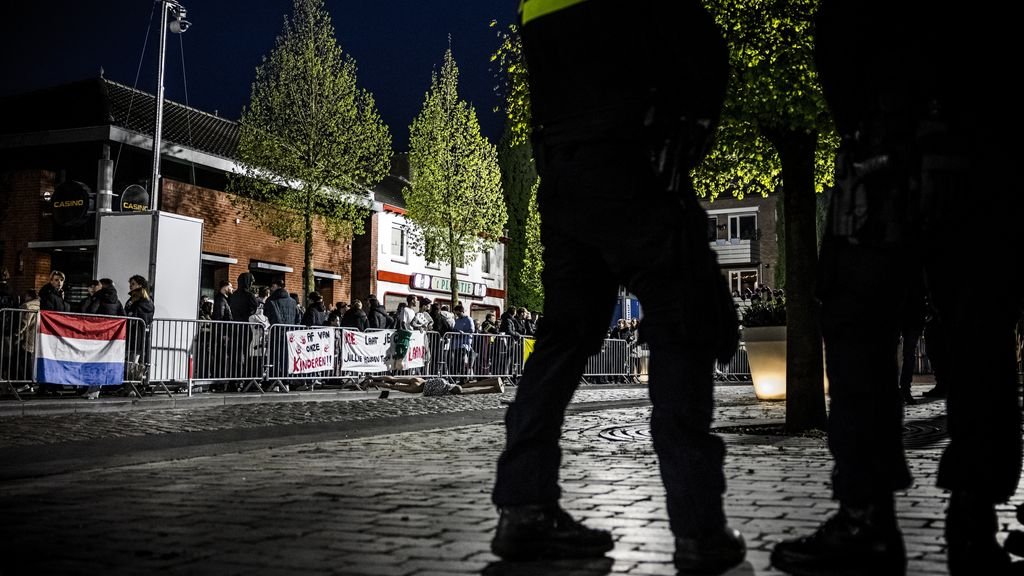 Fout weer <a href="/NOS/">NOS</a>. De wethouder en alle #ambtenaren in #Nederland bedreigen de #Nederlandse burgers thuis met het toelaten van al deze #asieleisers! Ook <a href="/Politie/">Politie Nederland</a> agenten moesten dat eens gaan inzien.
Inslaan op burgers die hun veiligheid zien verdwijnen, de <a href="/Politie/">Politie Nederland</a> is dan ineens