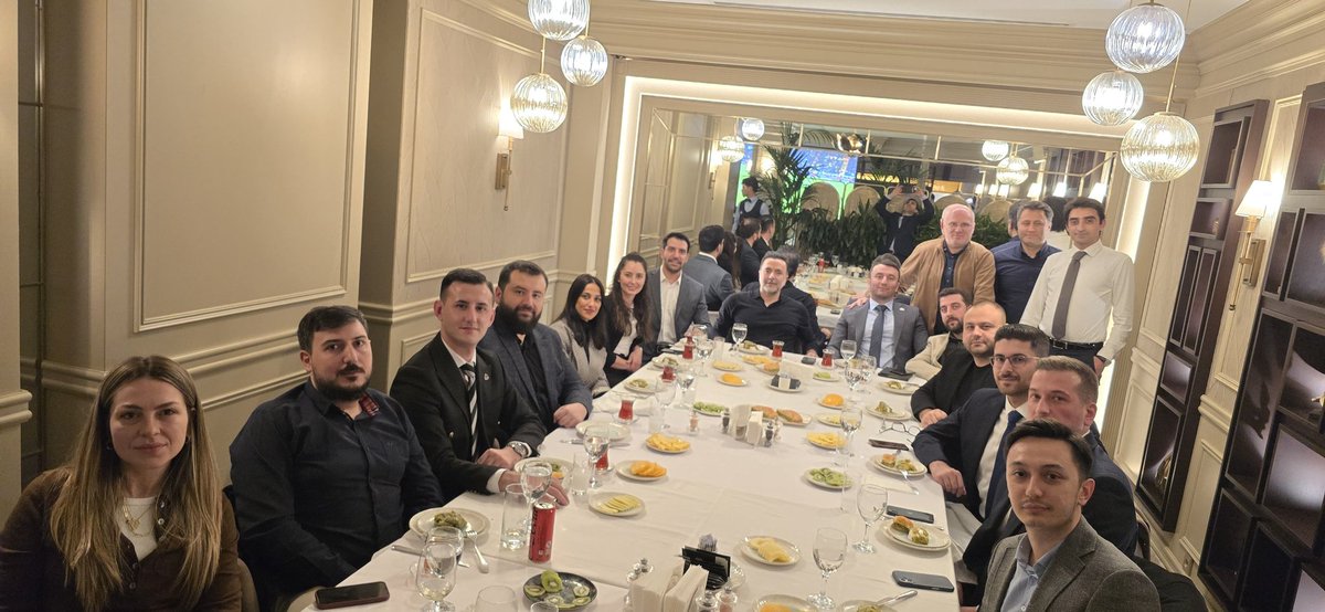 Genç Beşiktaşlılar Grubu Yönetim Kurulu olarak Emre Kocadağ ile bir araya geldik.

Çalışmalarımızı kararlılıkla sürdürüyor, gençlerin fikirlerini ön planda tutarak çok daha güzel projeleri hayata geçirmeyi hedefliyoruz. 🦅