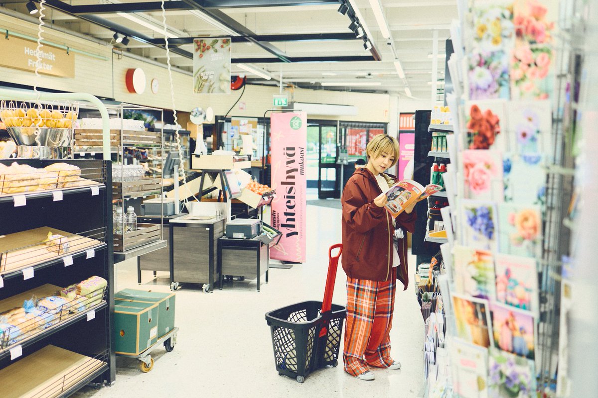 oricon's tweet photo. 奈緒、初の単行本『いつか』4/7発売決定
https://t.co/HNtdk9ZMQO

「エッセイ」「フォトダイアリー」「手書きノート」「撮り下ろし写真」の4部構成で、写真は地元・福岡とフィンランドで撮影。写真を除く全ページを奈緒自身が手がけた。4月には東京・大阪・福岡でイベントも。

#奈緒 @naonotubu https://t.co/M6knLPb4yy
