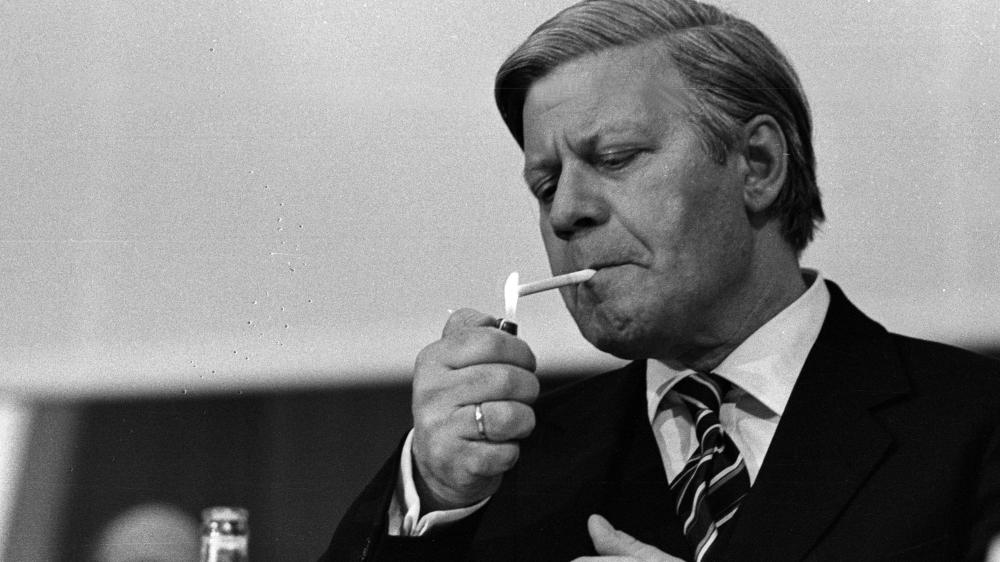 "Wenn die Industrie Fachkräfte braucht, dann soll sie sie gefälligst ausbilden. Es gibt keinen Mangel an Menschen bei uns!"
Helmut Schmidt - SPD - Altkanzler

Wer stimmt ihm zu?
