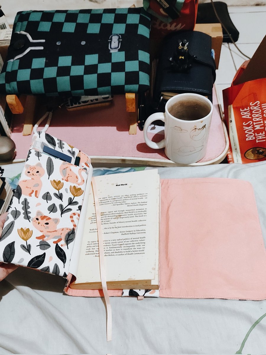 Karena sekarang mulai membiasakan diri annotating bacaan, jadi suka gatel pengen annotating walau baca pas lagi commuting. Akhirnya beli bookcover yang ada saku-sakunya gini buat nyimpen pensil sama bookflags. Lucuk banget =///=