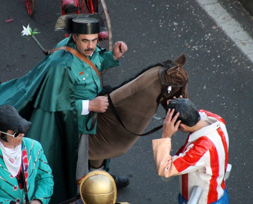 guardiacivil's tweet image. #ConsejosGC | ⚠️ ¡Mucho ojo con los disfraces estos carnavales! 🎭Usar uniformes, insignias o prendas oficiales de forma indebida no es ninguna broma... es una infracción penal 👮‍♂️🚫

Por muy real que parezca, no utilices ropa reglamentaria para disfrazarte ⛔️ 

¡Evita problemas y…