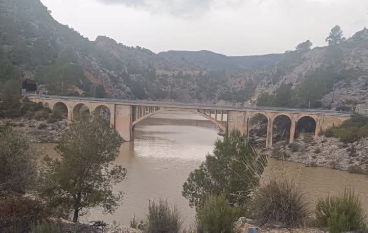 PUEBLOS DE JAÉN 
Puente romano sobre el embalse de Fuensanta. Sierra de Segura.