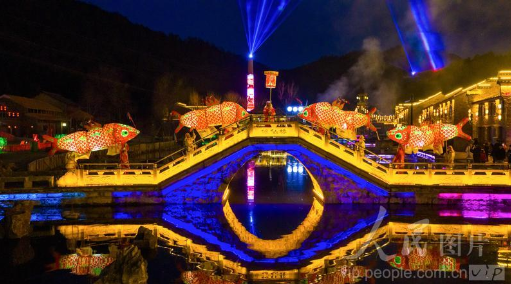 This_is_Chizhou's tweet photo. On Feb 9, 2026, intangible cultural heritage shows including Nuo Opera and fish lantern dance wowed visitors at Nuoxian Town, Guichi, Chizhou, Anhui. https://t.co/Z3zq70UhKG