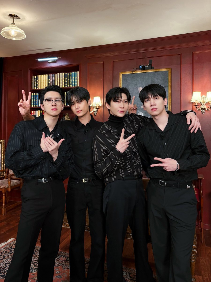 gaeingi_'s tweet image. 📐 개인기 디자인 스쿨 EP.9
서바이벌 출신, 컨셉돌, 컬러렌즈, 하네스, 초커, 맨몸수트, 한복, 케데헌 케이팝 선구자 빅스 왔다 | 개인기 디자인 스쿨 EP.9
(&amp;gt;&amp;gt;youtu.be/tq9ATRgmpvs)

컨셉돌의 왕 컨셉돌의 신 VIXX 엔, 레오, 혁 씨
7년 만에 완전체로 뭉쳐서 개인기까지 얻으신 거 축하드려요…