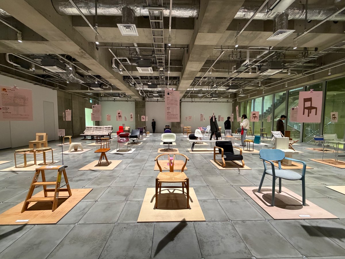銀座で開催してる椅子の展示。 建築家やアーティストなど52名の愛用し