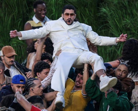 La que ha liado el 'Conejo Malo', se puso travieso en el descanso de la #SuperBowl2026 ? 😜
#NFL 
"The only thing more powerful than hate is love"
" 憎しみよりも強いものは愛だけだ "
"Lo único más poderoso que el odio es el amor" 
🫶🏾