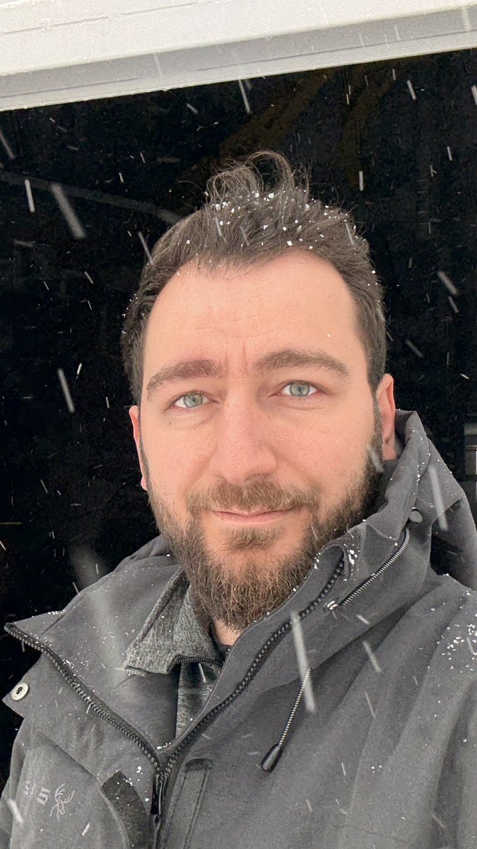 Sakın dağlar gibi yüceyim deme
Zaman gelir etrafın kar olur
Kış gelir yaz gelmez diye gam yeme
Her kışın sonunda bir bahar olur.