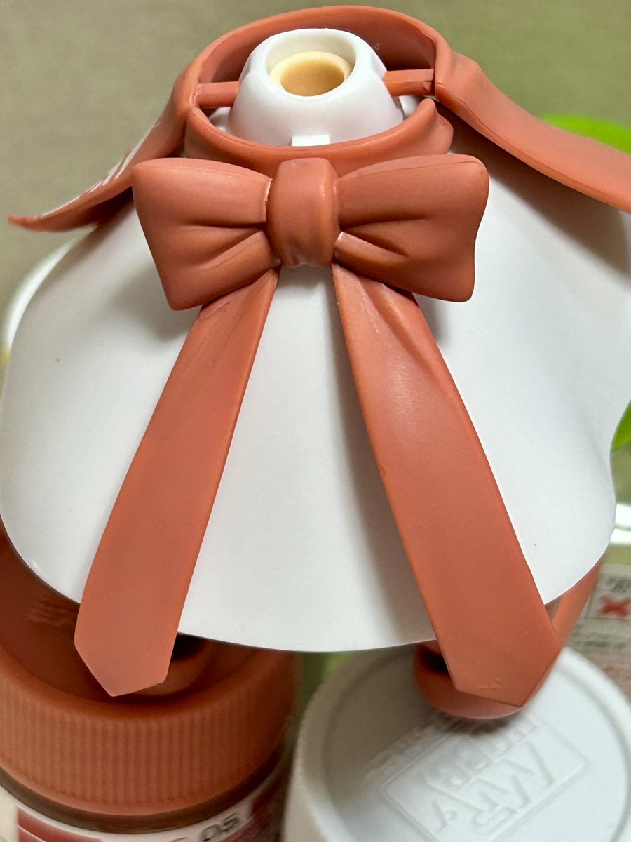 なんか凄い塗り方確立してしまいました。
ダイソーの普通の綿棒で塗ったら、
筆跡残らずにそれなりに綺麗に塗れてる😅
白のパーツも塗ってます。
このプラモデル残り全部、綿棒で塗装してみます💪

#コトブキヤ
#ホイホイさん