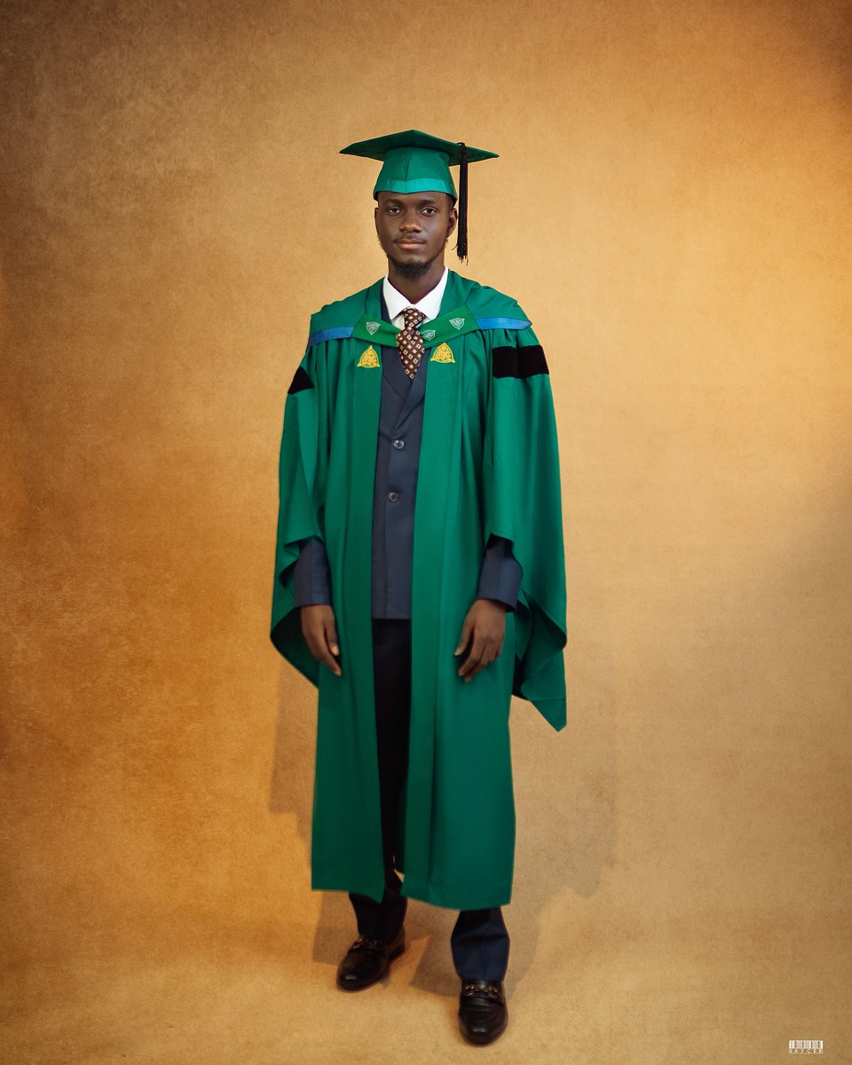 ScientistSamir's tweet photo. Alhamdulillah, finally a First Class Honours Graduate of the prestigious Ahmadu Bello University. 🎉🎊 https://t.co/JS1IHjnONL