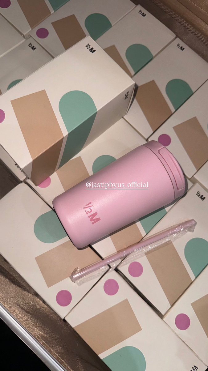 t1ramizzyu's tweet photo. adakah yang cari tumbler 1/2 M (half million) ready ina?
aku ada lebihan sedikit ready ina, bisa pengiriman instan/sameday/reguler🤗

aku handcarry dari saudi langsung dijamin original 1000%🫶🏻 stocknya ga banyak dan cuma ada warna pink (with box)

🔗 https://t.co/YCe53TlTJK https://t.co/YzIJPe5gem