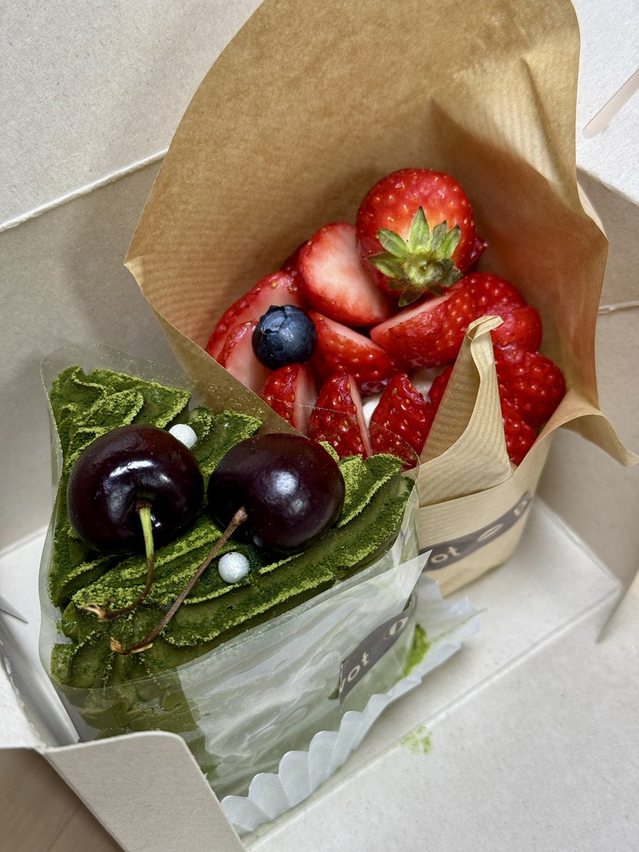 내방역 피봇베이커리

서울에서 보기 힘든 맛, 분위기, 가격 삼박자를 모두 갖춘 비건 베이커리 카페. 고구마 과자부터 휘낭시에, 쿠키 등 구움과자류와 케익까지 훌륭한데 라떼 주문시 옵션이 5개나 있다. 진짜커피를 위해 일부러 찾아올 수고로움을 감수할만한 곳.