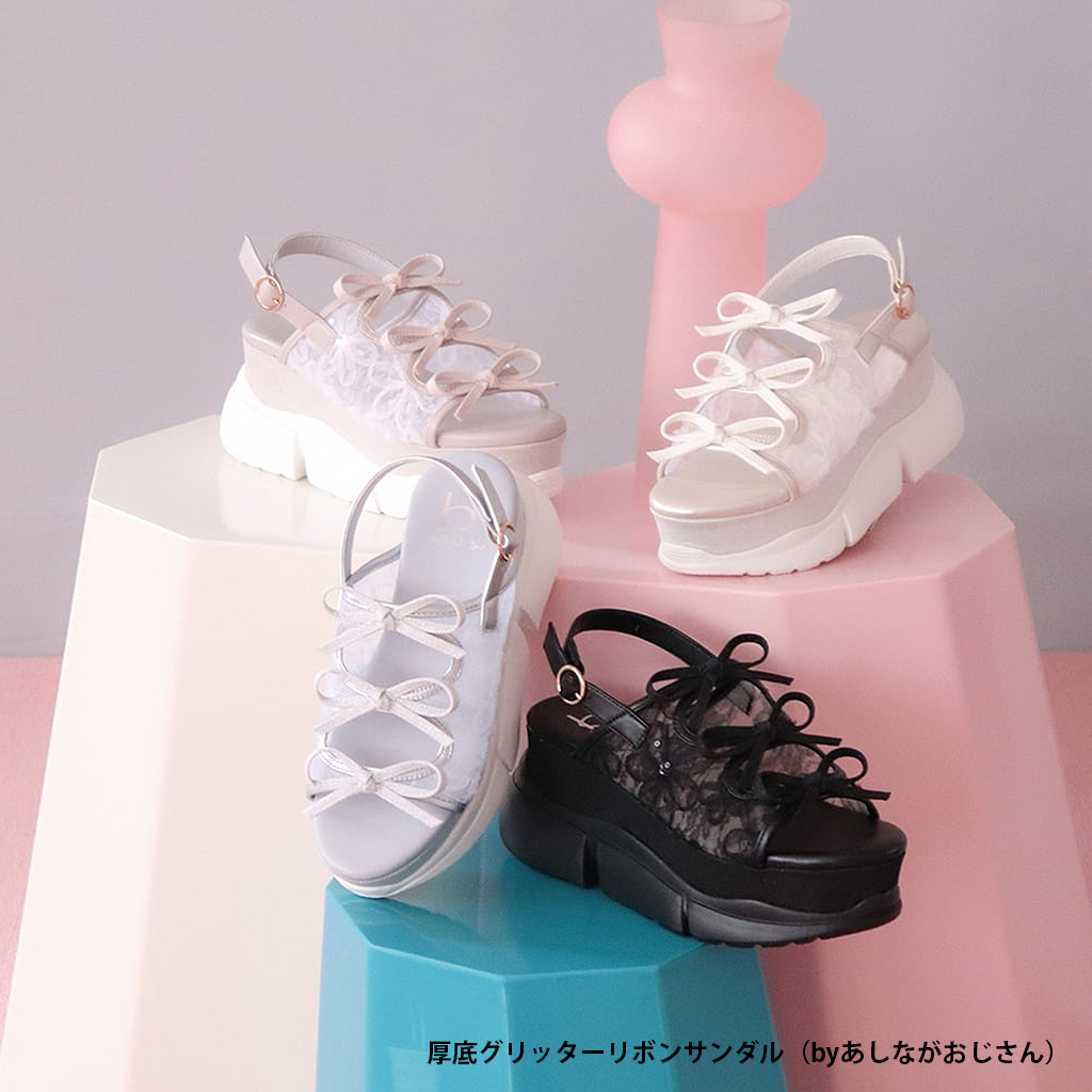 Weekly New Item │ 
夢見がちな春の足元🎀

今週の新作は、レースやリボンを纏ったバレエコアな世界観。
ガーリーで甘さいっぱいのデザインです。

今週末の気温上昇に合わせて、お姫様気分で春を先取りしませんか？🌸

▽今週の新作
x.gd/l5x04