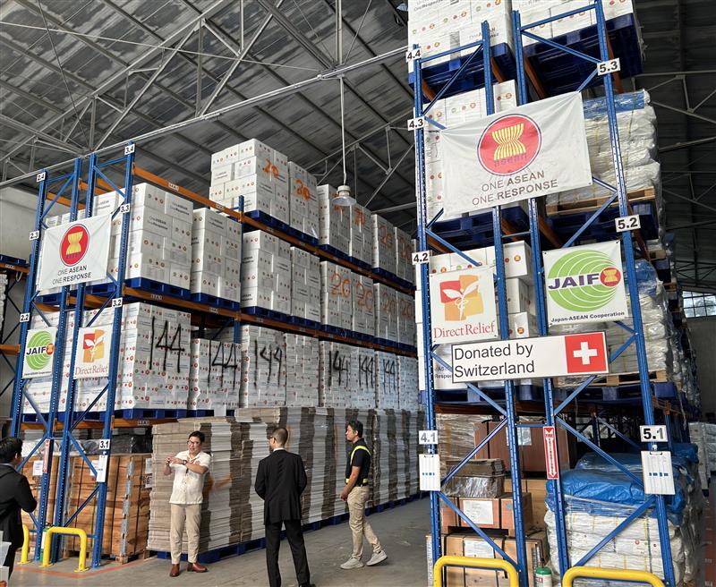 amb_japan_asean's tweet photo. During my trip to 🇵🇭, I visited the AHA Centre's #DELSA Warehouse to see firsthand how disaster relief items ⛑️ are stored and coordinated when our community need them most. I hope 🇯🇵's contribution through #JAIF can further enhance #ASEAN's disaster resilience and preparedness! https://t.co/W5D0LeYXjJ