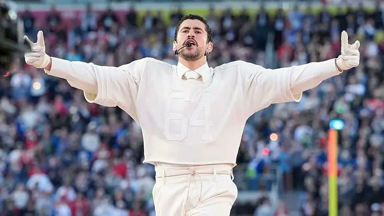 Sin duda, el tema de la actuación de Bad Bunny en la Super Bowl plantea debates fascinantes -e interminables- para la izquierda. ¿Cómo reaccionar cuando parte de tu discurso, representación o valores se da en los canales del poder hegemónico? ¿Es posible defender causas como el