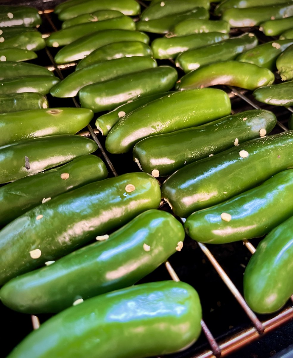 ThatDaengSauce's tweet image. pains·tak·ing /ˈpānˌstākiNG/
adjective: painstaking
Done with or employing great care and thoroughness. "painstaking attention to detail"
#hotsauce #spicy #chili #Thailand #Bangkok #BKK #fermented #Chipotle #artisan #smoked #thatdaengsauce #chilies #microbatch #jalapeno