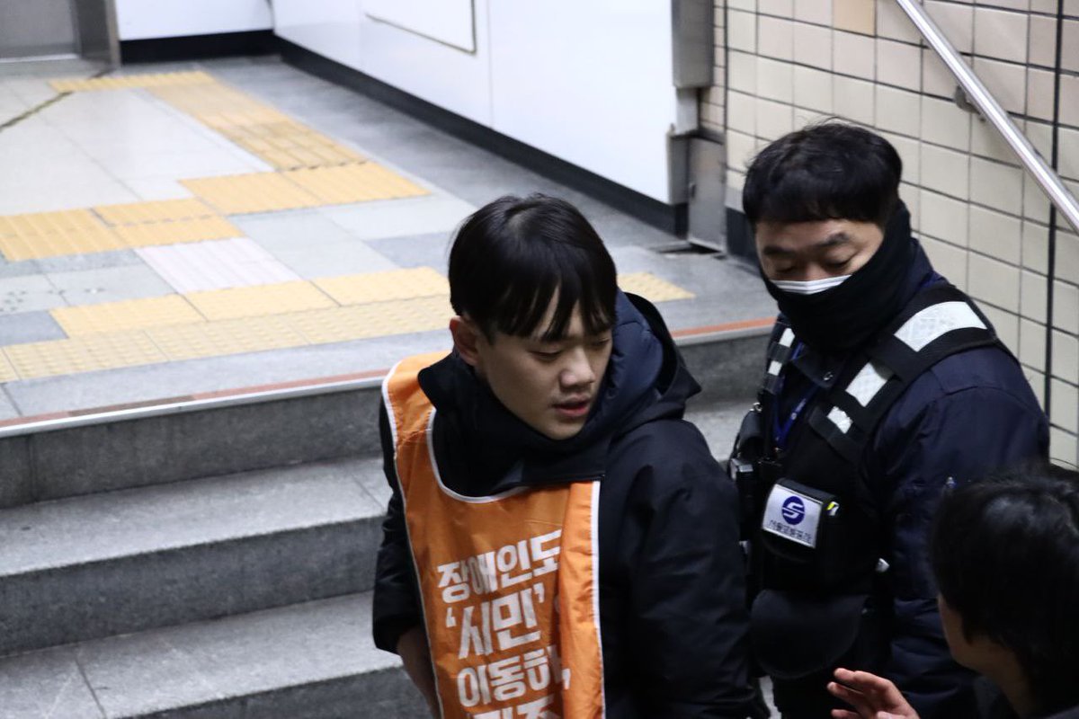 오늘 전장연 지하철 선전전에 참여했다가 서울교통공사한테 잡혀서 쫓겨났어요.
지하철 선전전에 처음 참여해 보는데요. 많이 힘드네요. 권리를 말하는 것이 불법이 될 수는 없습니다. 서울교통공사와 서울시는 탄압을 멈춰야 합니다.

사진은 coii 동지께서 찍어 주셨어요!