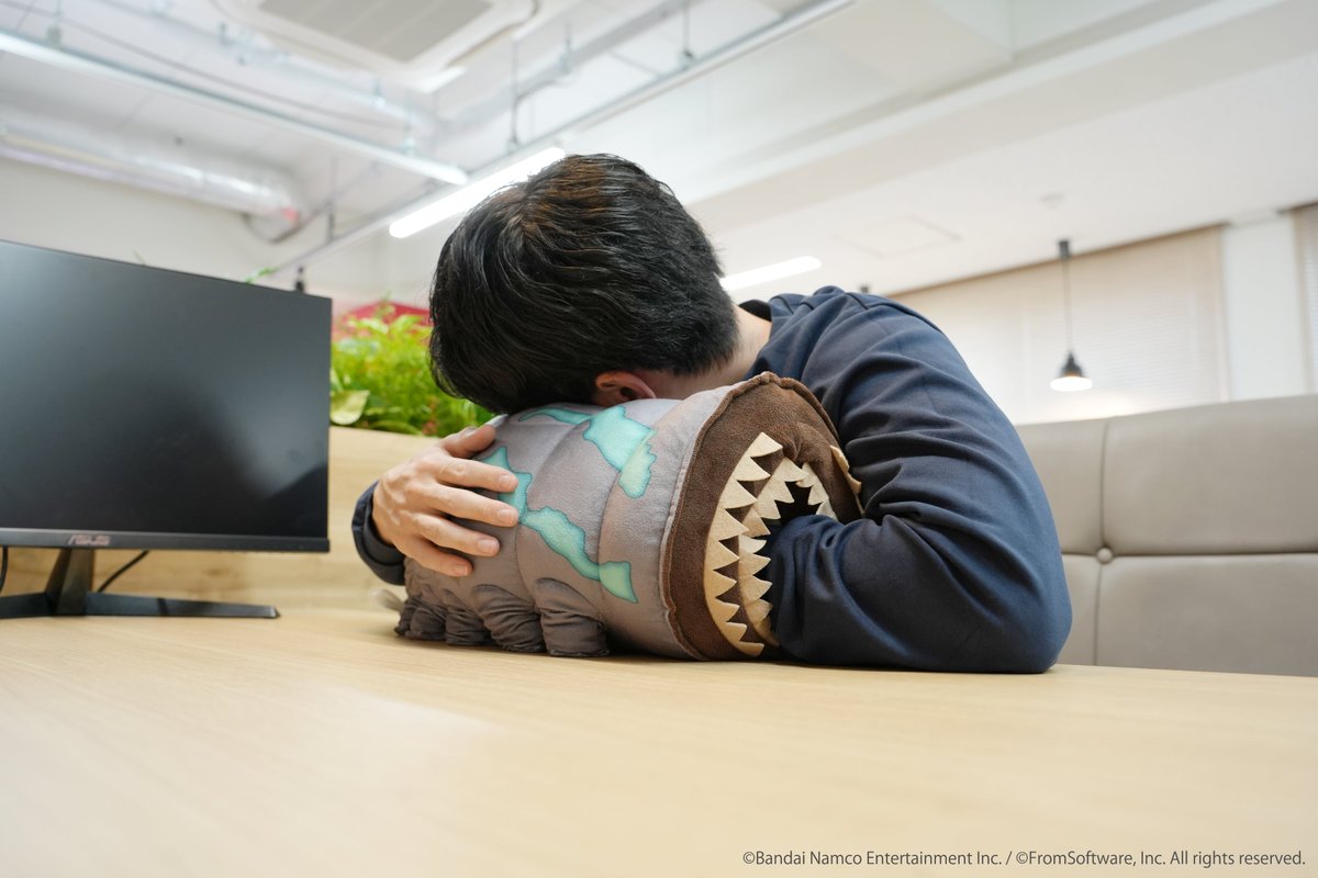 Meet_To_Market's tweet image. 📢新商品紹介！

ARMORED CORE VIミールワームぬいぐるみ（大）をピックアップ

ボディはデフォルメながら作中のシルエットを忠実に再現し、指先まで肉厚のある仕上がりです。

しっとりとした手触りの良い生地ともちもちの弾力性で、抱き枕としても最適です。…